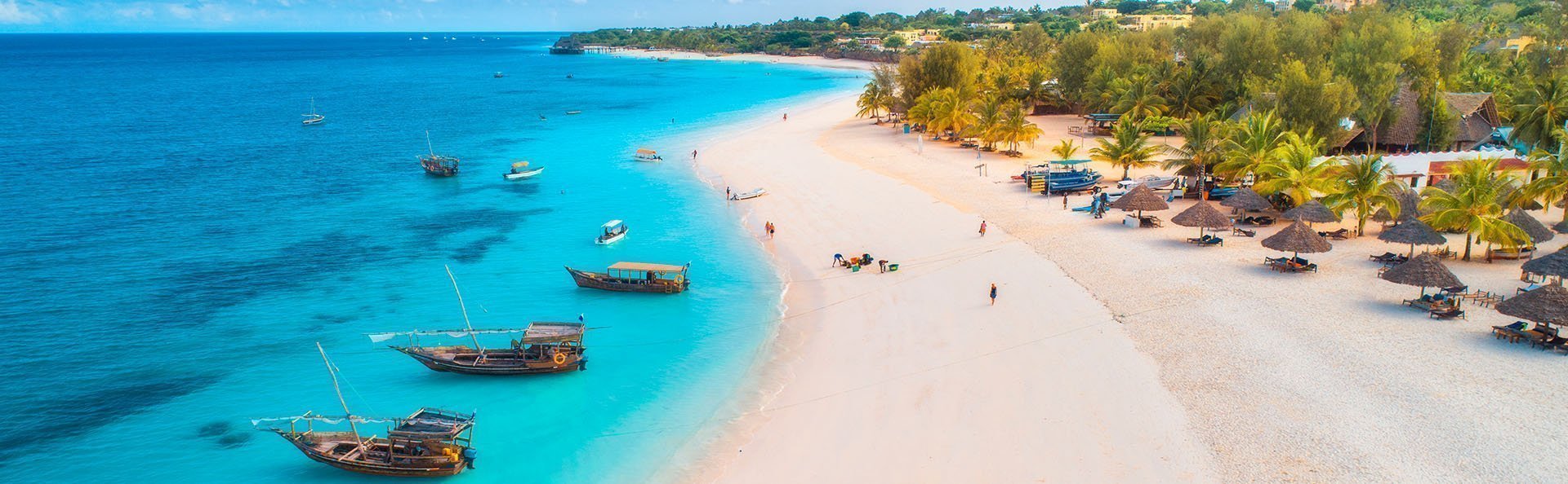 både i vandet på stranden på Zanzibar