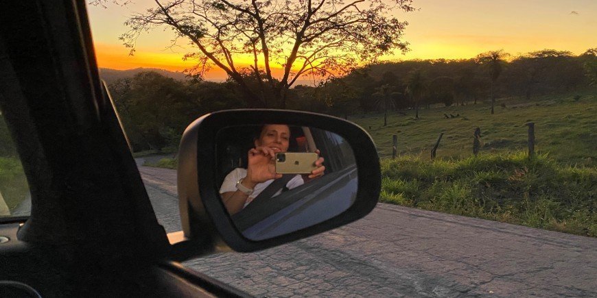 Bil og smuk solnedgang