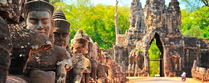 Stenporten ved Angkor Thom i Cambodja