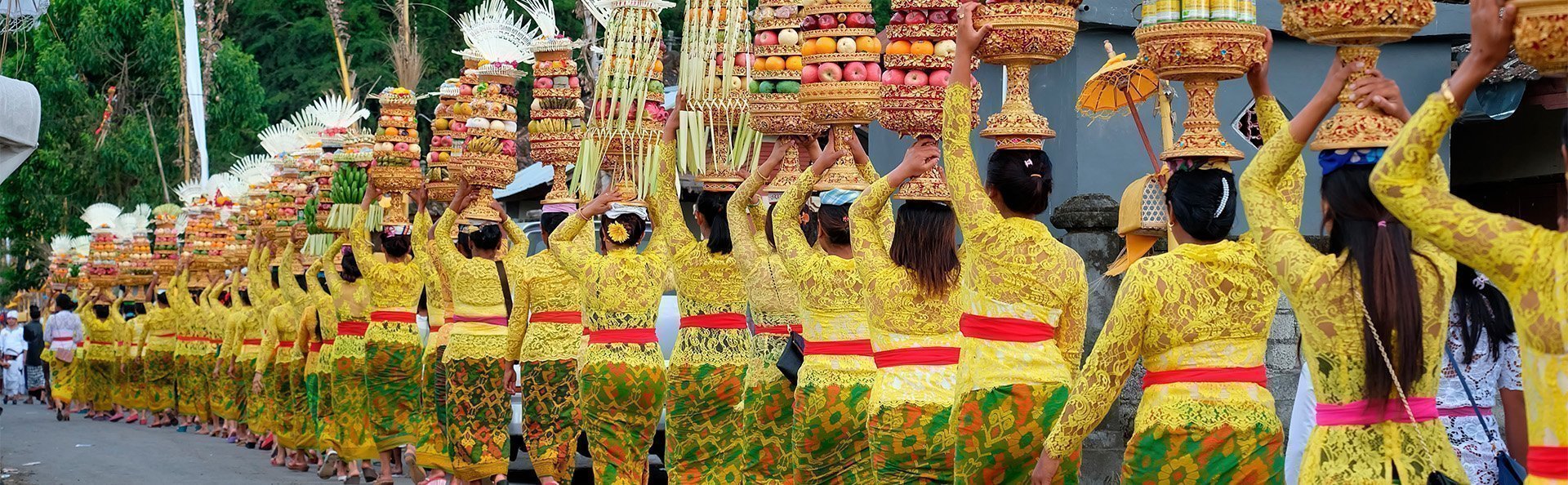 Procession af smukke balinesiske kvinder i traditionelle kostumer, på vej til hinduistisk ceremoni på Bali.