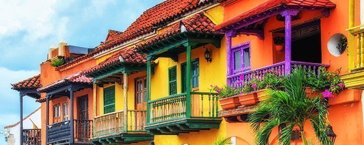 Farverige gade i Cartagena de Indias, Colombia