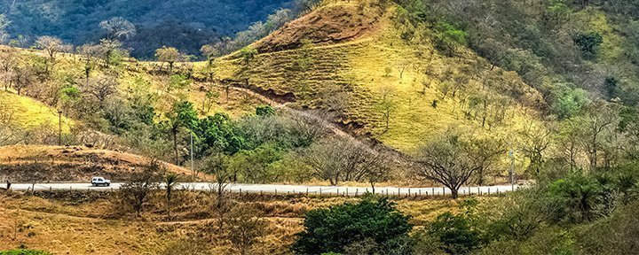 Klar udsigt over Arenal-vulkanen med blå himmel i Costa Rica