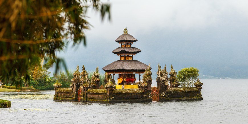 Ulun Danu Beratan-templet ved Bratan-søen på Bali