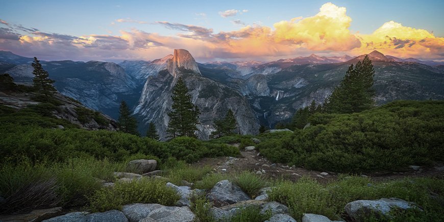 Smuk udsigt til Half Dome i Yosemite Nationalpark i USA