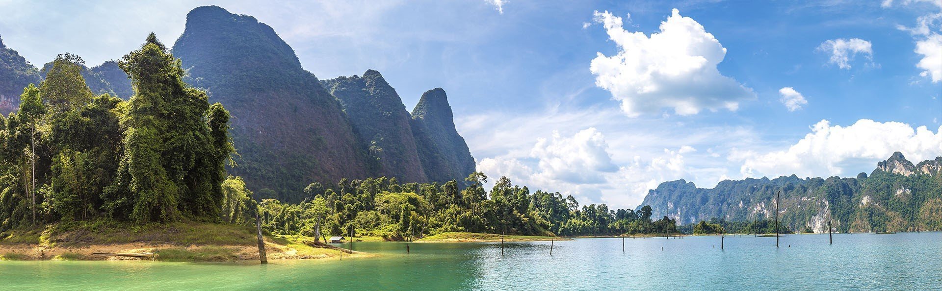 Solrig dag ved Cheow Lan-søen i Khao Sok Nationalpark.