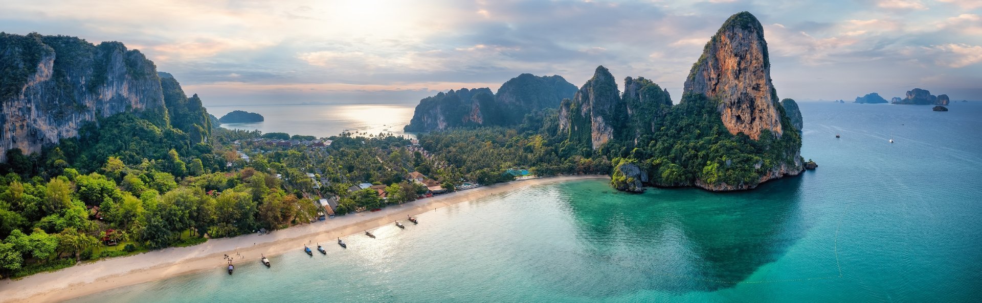 Panoramaudsigt til Railay beach i Krabi i Thailand