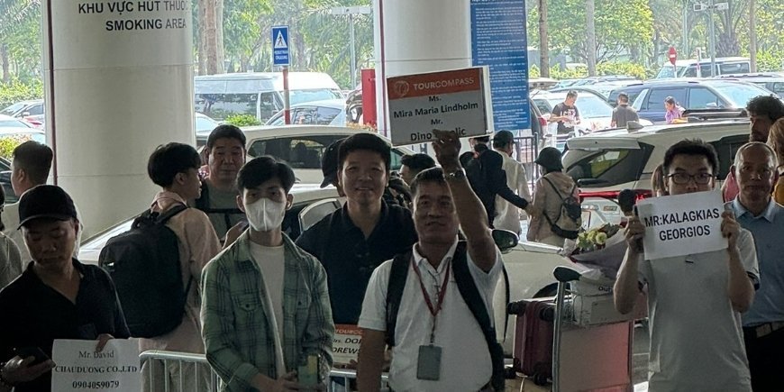 Vores guide henter os