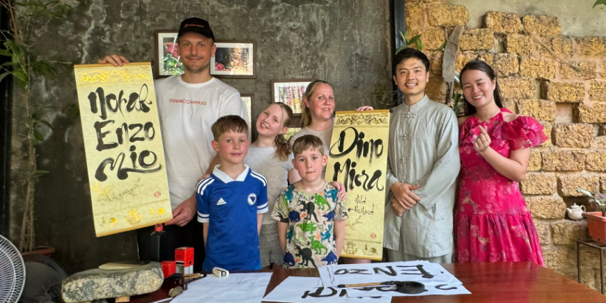 Familien får traditionelle skriftruller