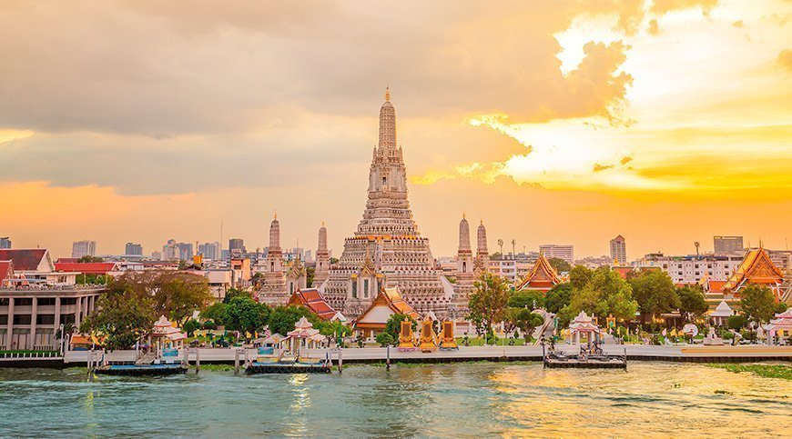 Solnedgang over Wat Arun i Bangkok