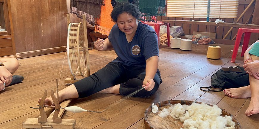 Kvinde fra dem lokale Karen-stamme, der laver sit håndværk