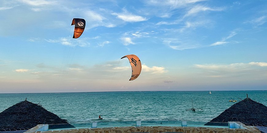 Kitesurfere på Paje-stranden på Zanzibar