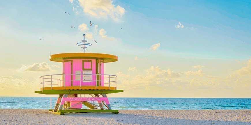 Solopgang ved livreddertårn på Miami Beach i USA