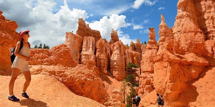 Kvinde beundrer landskaberne i Bryce Canyon Nationalpark i USA