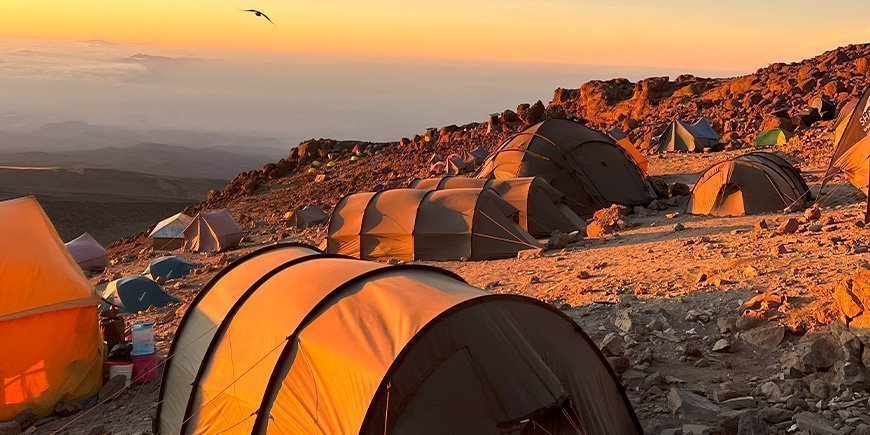 Smuk solopgang over lejr på Kilimanjaro