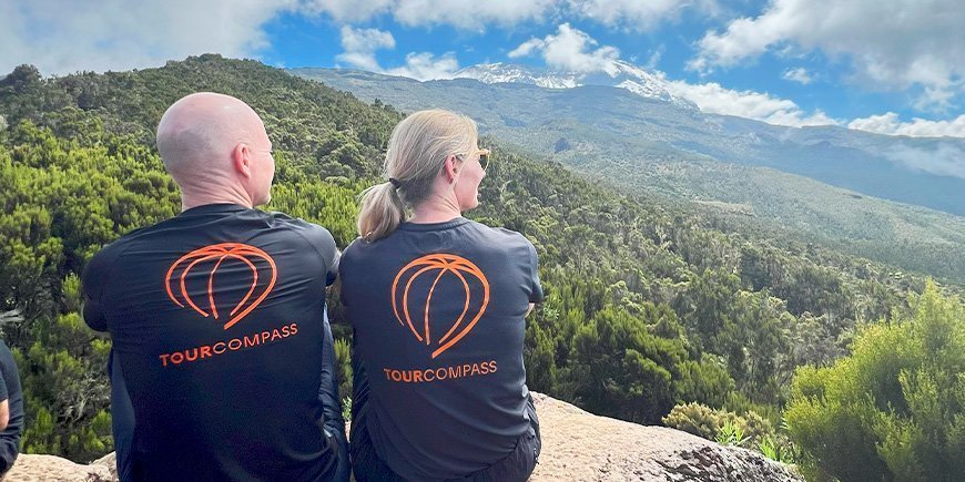 Claus og Rikke nyder udsigten på Kilimanjaro