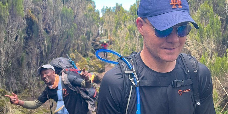 Glad guide på Kilimanjaro