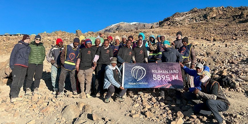 Hele Kilimanjaro-holdet på en solrig dag