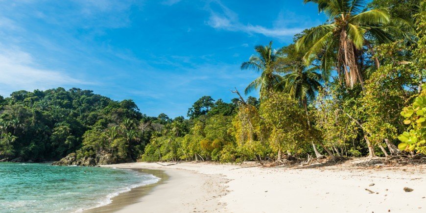 Blå himmel over Manuel Antonio Beach