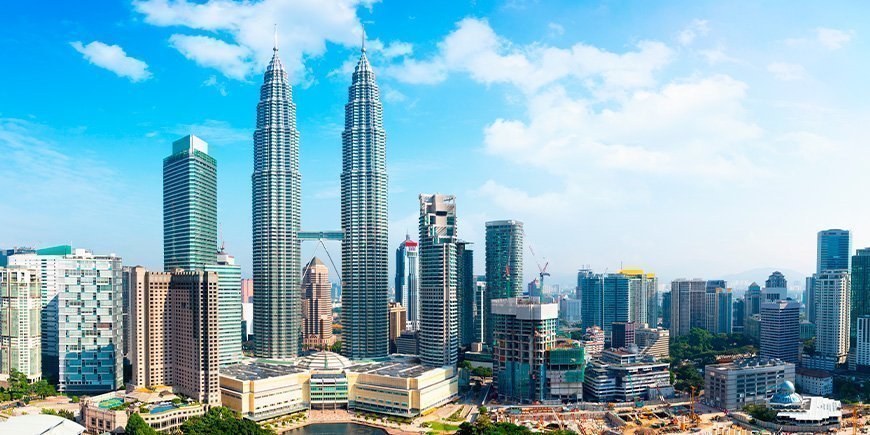 Udsigt til Petronas Towers i Kuala Lumpur på en solrig dag