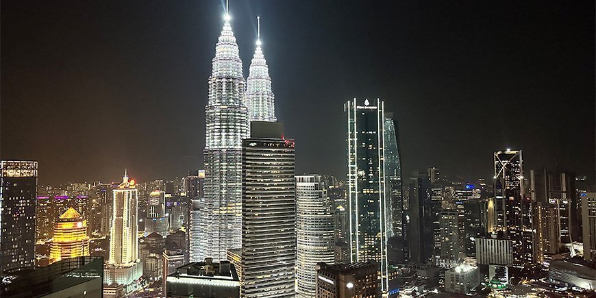 Kuala Lumpurs skyline om aftenen