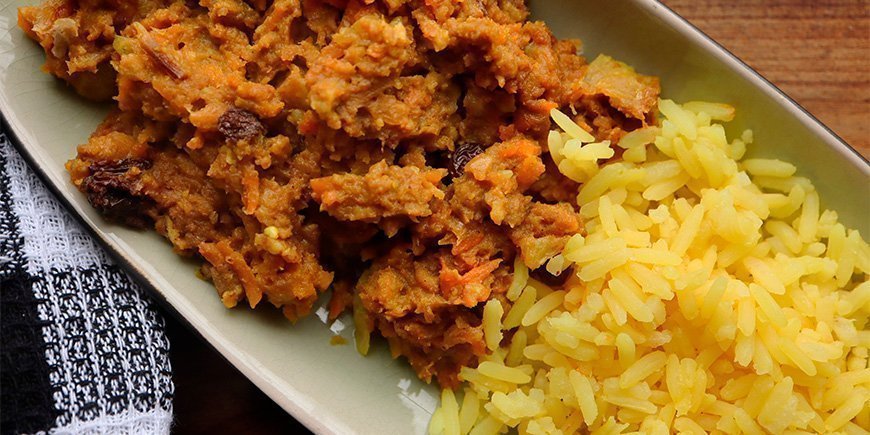 Den sydafrikanske ret, Bobotie, serveret med gule ris