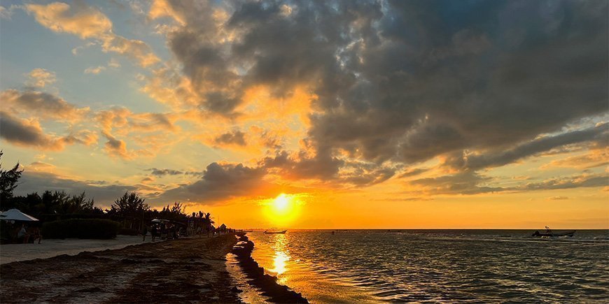 Solned ved stranden på Isla Holbox i Mexico