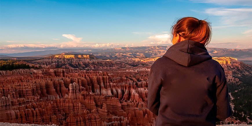 Kvinde beundrer solnedgang i Bryce National Park i USA