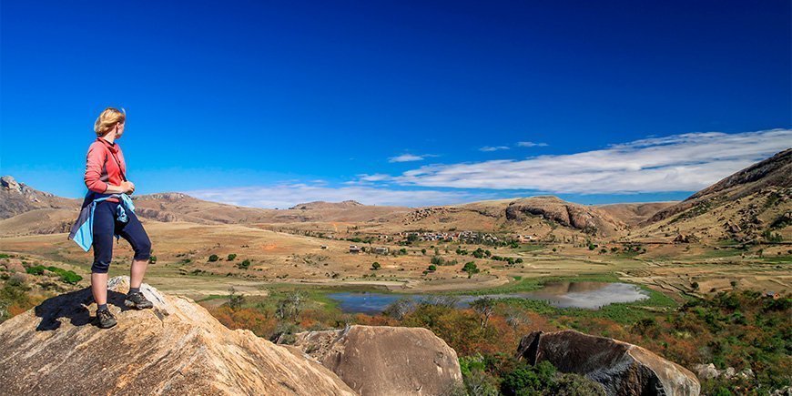 Kvinde, der vandrer, i Anja Reserve i Madagaskar