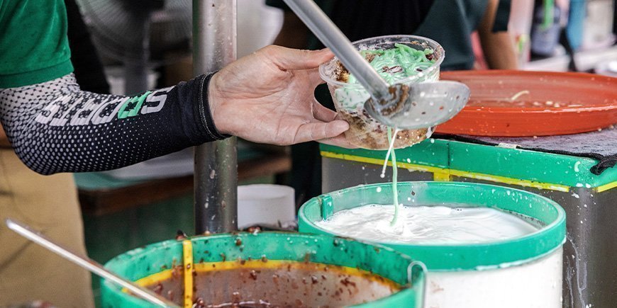 Malaysisk gadesælger øser desserten Cendol op i en skål