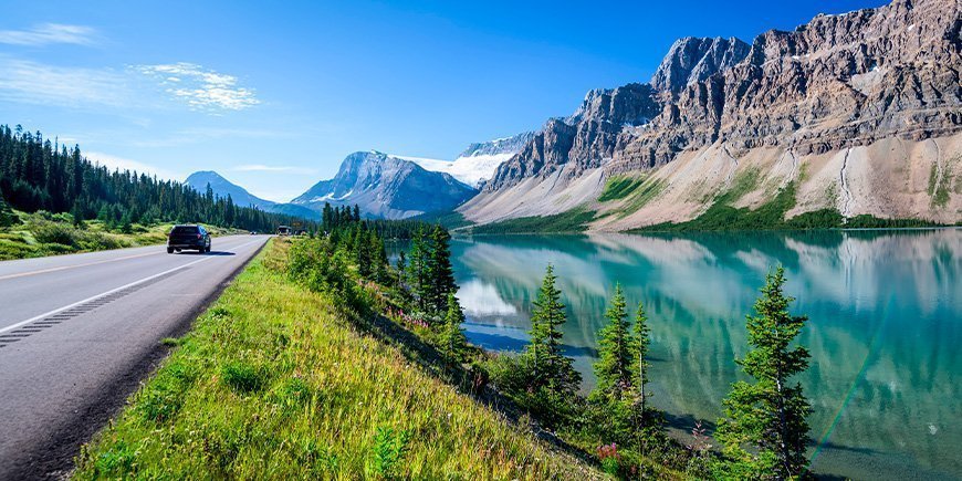 Bil kører på Icefield Parkway tæt på Banff
