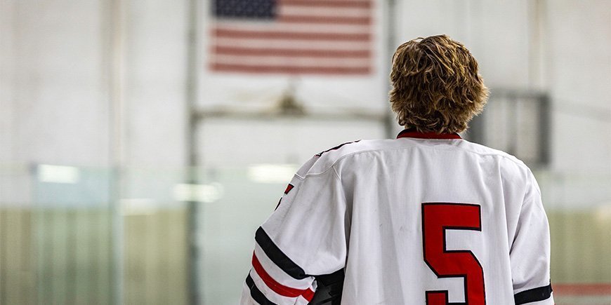 Ishockey-spiller kigger på det amerikanske flag