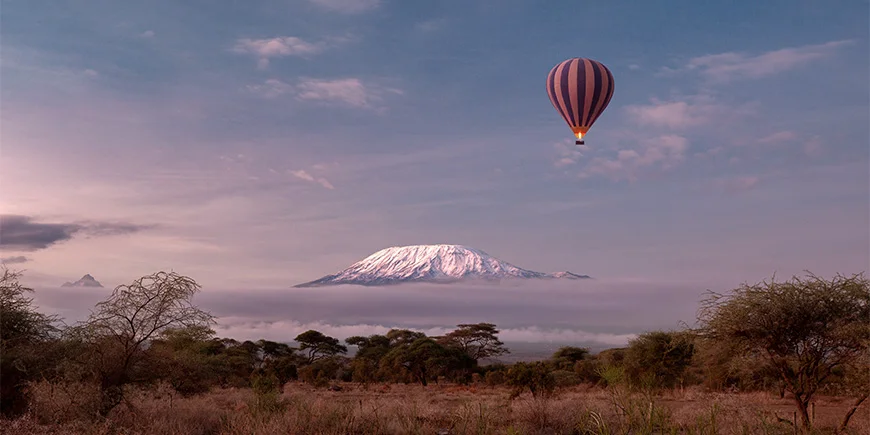 På safari i varmluftsballon over Amboseli i Kenya med udsigt til Kilimanjaro