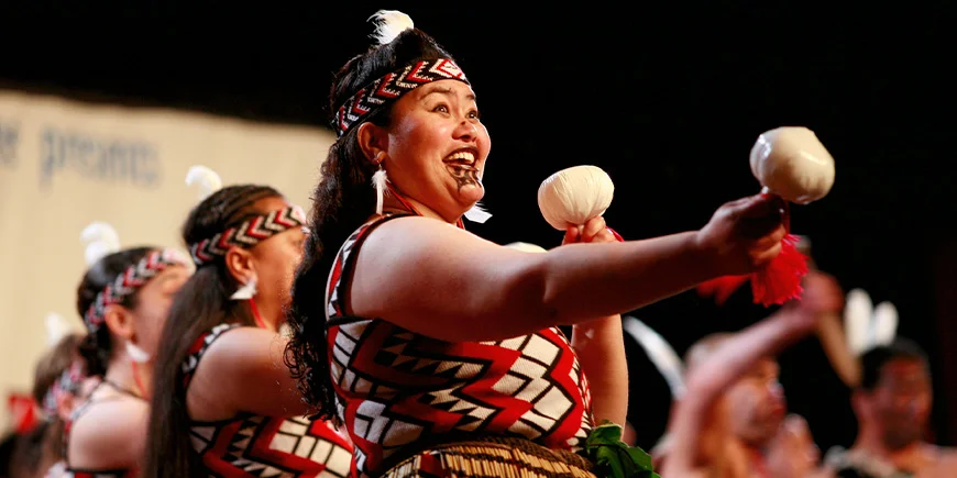 Gruppe af Maori laver traditionel dans
