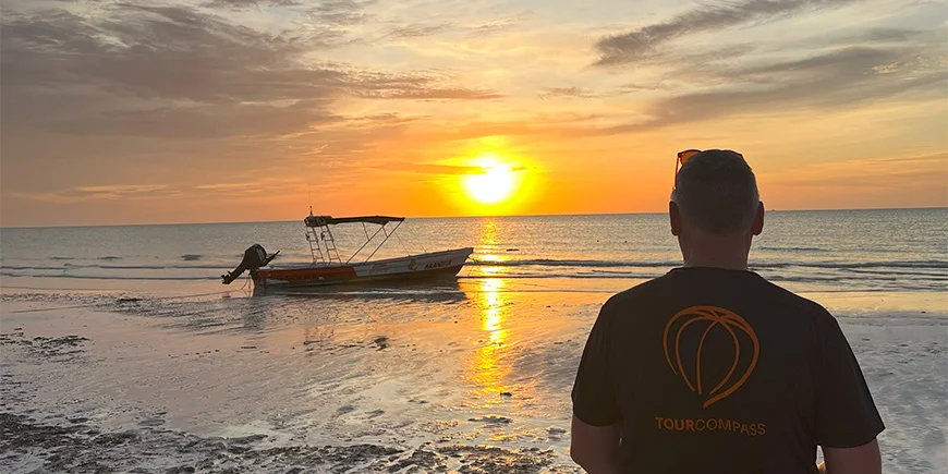 Tom nyder den smukke solnedgang på Isla Holbox i Mexico