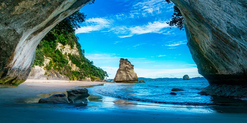 Udsigt gennem Cathedral Cove i New Zealand