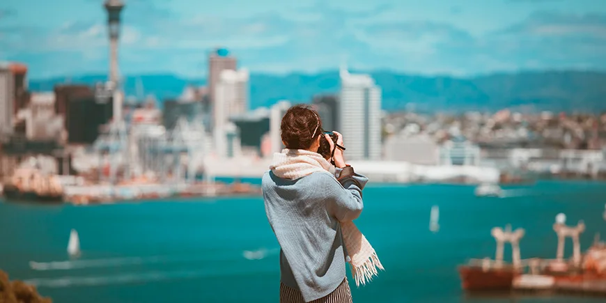 Kvinde fotograferer i Auckland