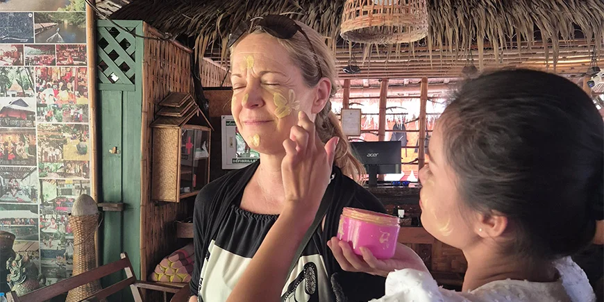 Britta bliver malet i ansigt af lokal