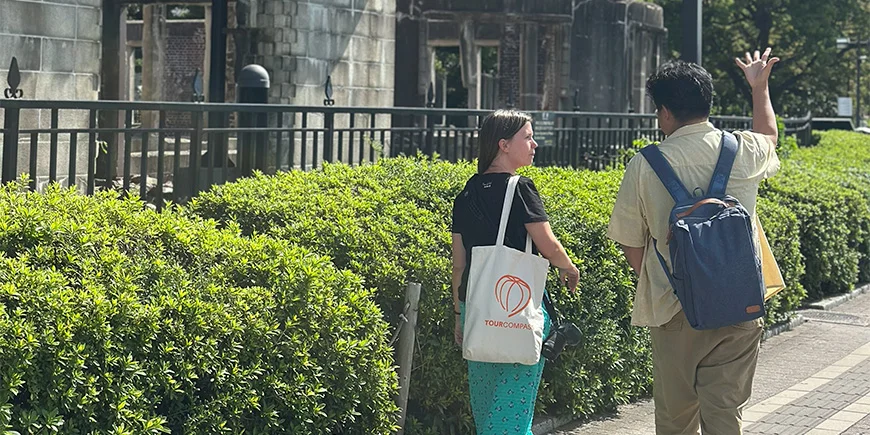 Guide fortæller om bombningen af Hiroshima i Japan