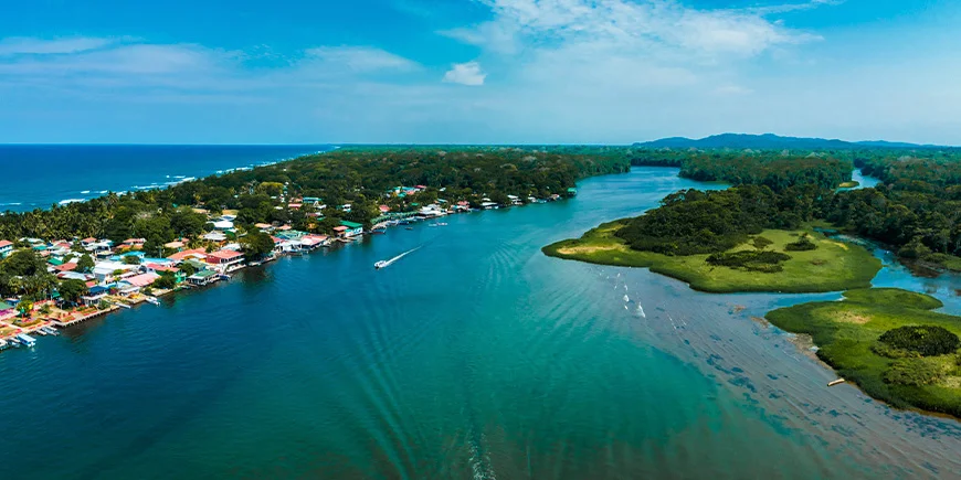 Tortuguero Village og kanalerne i regnskoven