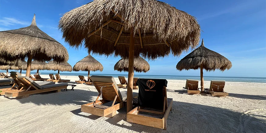 TourCompass t-shirt på strandstol på Isla Holbox