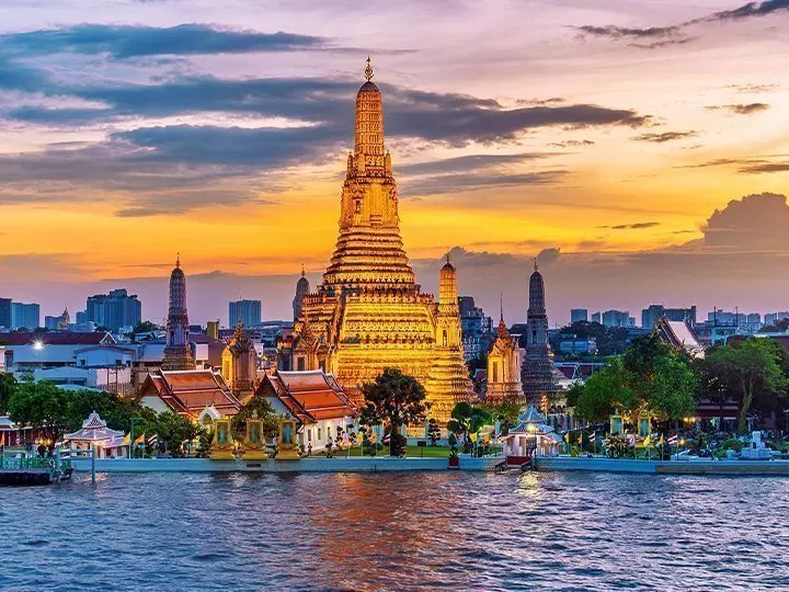 Wat Arun-templet ved solnedgang i Bangkok, Thailand
