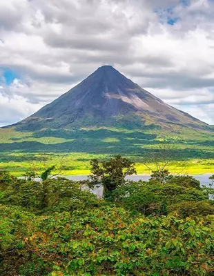Naturskøn udsigt over regnskov og skydække, Arenal-vulkanen, Costa Rica
