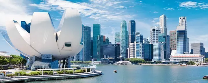 Singapores skyline på en solrig dag