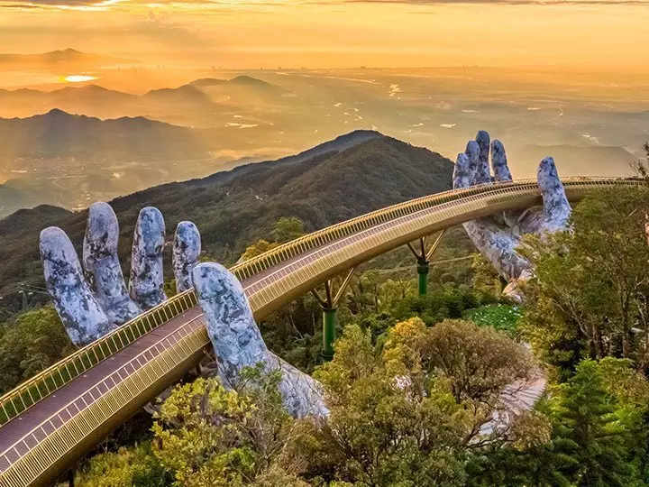 Solnedgang ved Golden Bridge ved Ba Na Hills i Vietnam