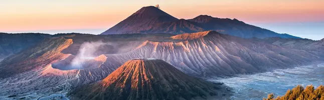 Dramatisk og farverig solopgang set fra Borobudur, Java