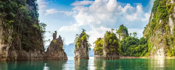 Kalksten i Cheow Lan-søen i Khao Sok Nationalpark