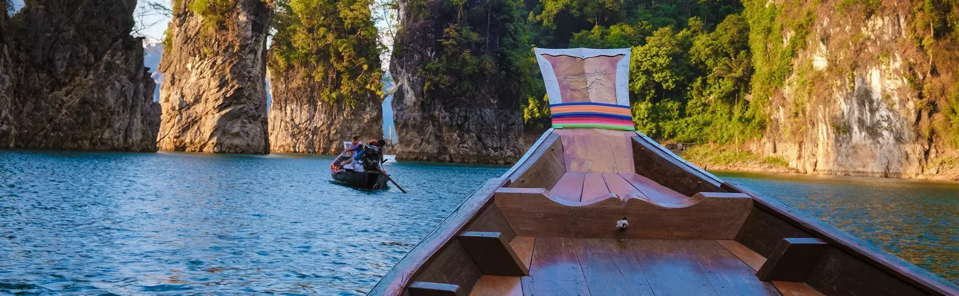 Longtailbåd sejler på Cheow Lan-søen i Khao Sok