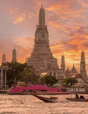 Solnedgang over Wat Arun i Bangkok i Thailand.