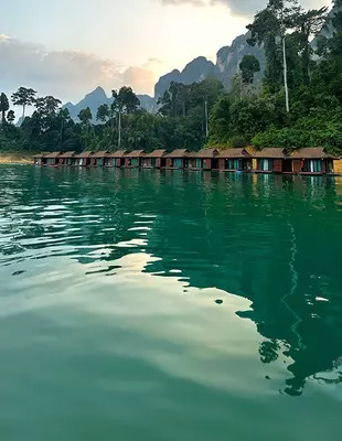 Bungalows ved Cheow Lan-søen i Khao Sok Nationalpark.
