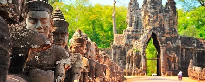 Stenporten ved Angkor Thom i Cambodja